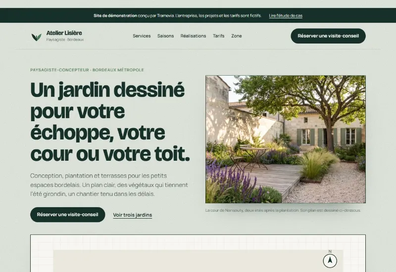Site Atelier Lisière : « Un jardin dessiné pour votre échoppe, votre cour ou votre toit », avec la photo d’une cour plantée